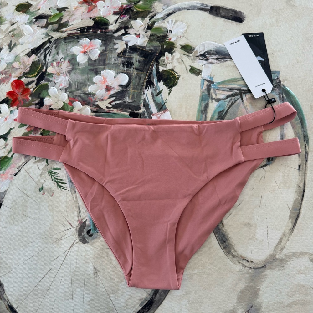 BUNDLE 2 ITEMS FOR $8✨

🤍TAVIK moderate coverage swimming bottom 🌸